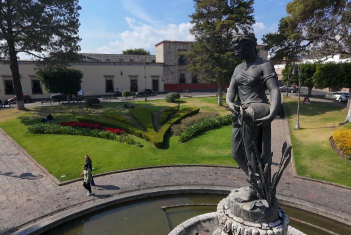 Flora, la que mira el ir y venir del Jardín de Villalongín