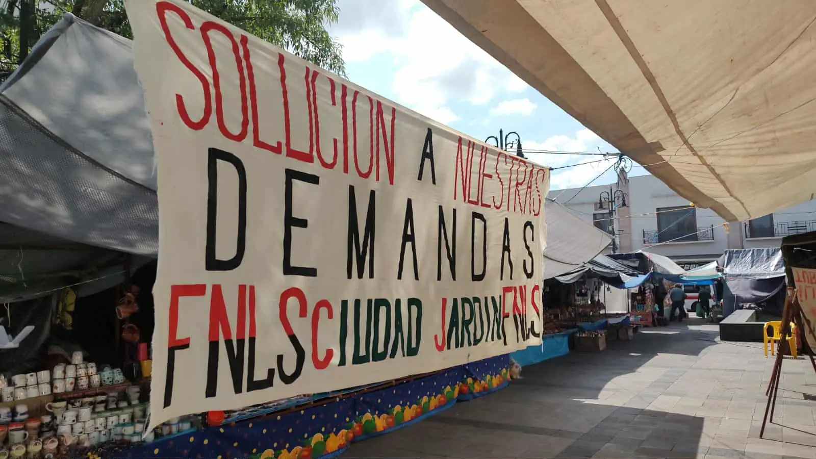 FNLS permanecerá en Plaza Melchor Ocampo hasta reunirse con autoridades estatales