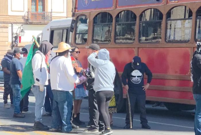 FNLS vandaliza tranvías tras enfrentamiento con elementos de seguridad en el Centro Histórico de Morelia