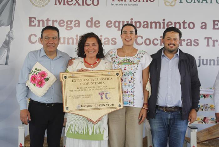 Fortalecen el turismo comunitario de Pátzcuaro y la cocina tradicional con entrega de equipamiento