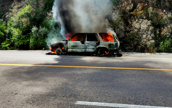  #Fotos | Camioneta arde en llamas sobre la autopista Siglo XXI