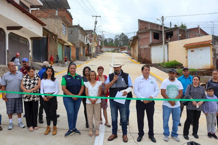  #Fotos | En dos colonias de Pátzcuaro, el alcalde, Julio Arreola Vázquez, entrega construcción de calles