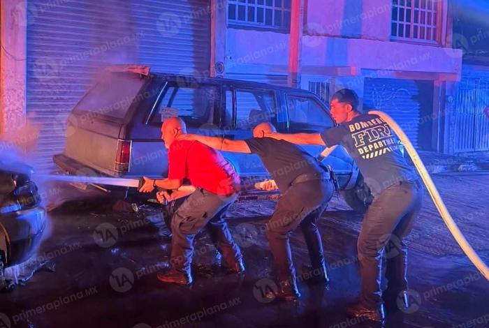 Fuego devora camioneta frente a hotel de Zitácuaro