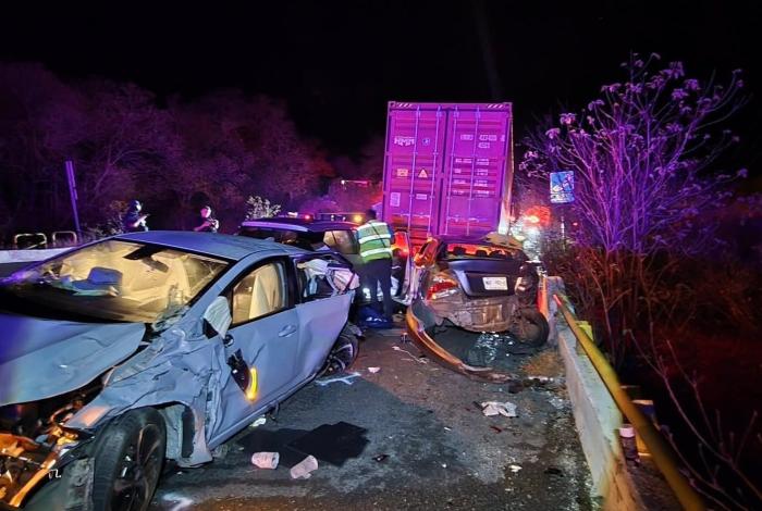 Fuerte accidente en la Autopista Siglo XXI; hay varios lesionados, tome precauciones