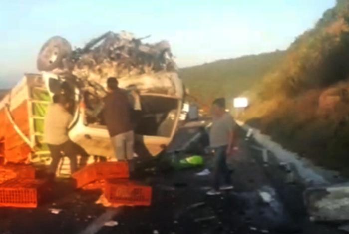Fuerte accidente en la Pátzcuaro-Cuitzeo: Vuelca camión cargado con pollos y dos personas resultan lesionadas