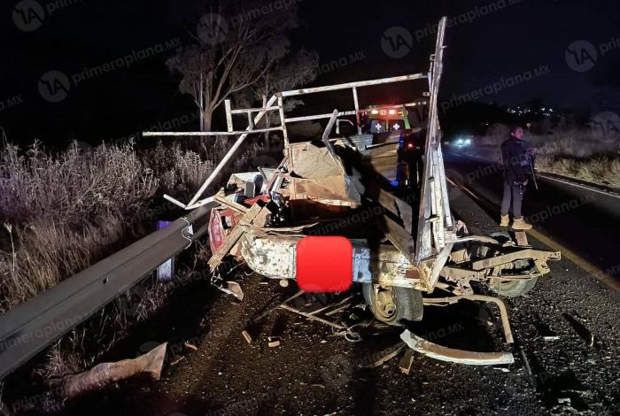 Fuerte ch0que entre camioneta y autobús, deja un lesi0nado, en Zacapu