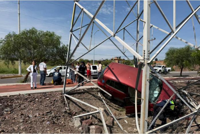 Fuerte choque en La Piedad deja un lesionado y daños materiales