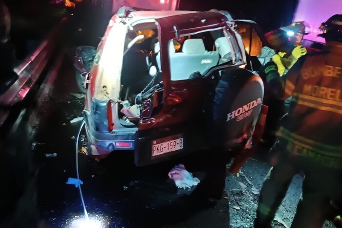 Fuerte choque entre camioneta y tráiler deja dos muertos y cinco heridos en Copándaro