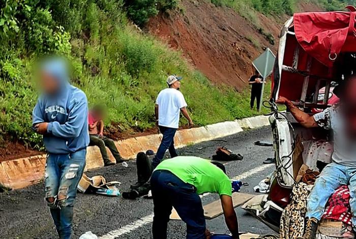 Fuerte choque vehicular en la Siglo XXI deja un muerto y siete heridos