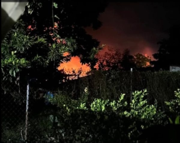 Fuerte explosión provoca incendio en vivienda de Apatzingán