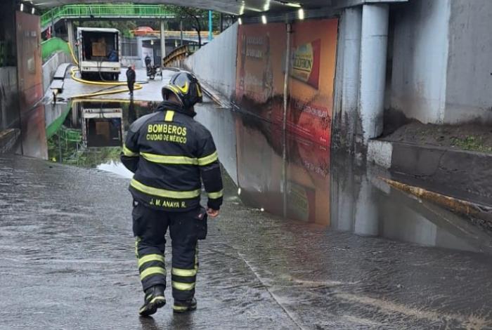 Fuertes lluvias activan alerta roja en Ciudad de México y provocan inundaciones