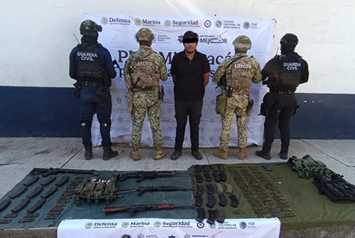 Fuerzas armadas detienen al Cochiloco con un arsenal y una camioneta robada, en Acahuato
