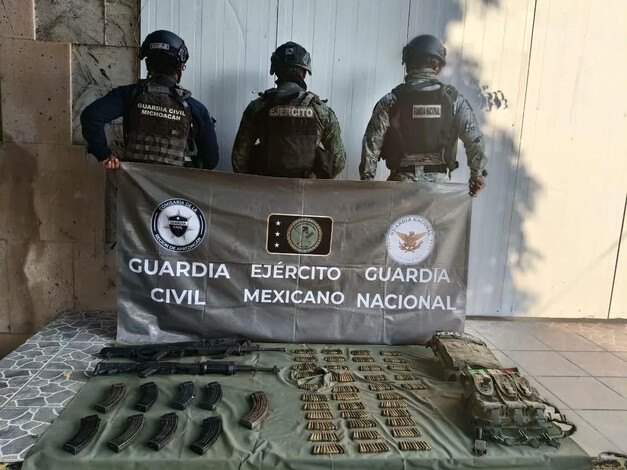  Fuerzas de seguridad en Apatzingán decomisan explosivos y armamento