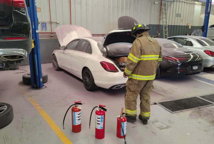 Fuga de gasolina provoca flamazo en taller de una agencia automotriz de Morelia