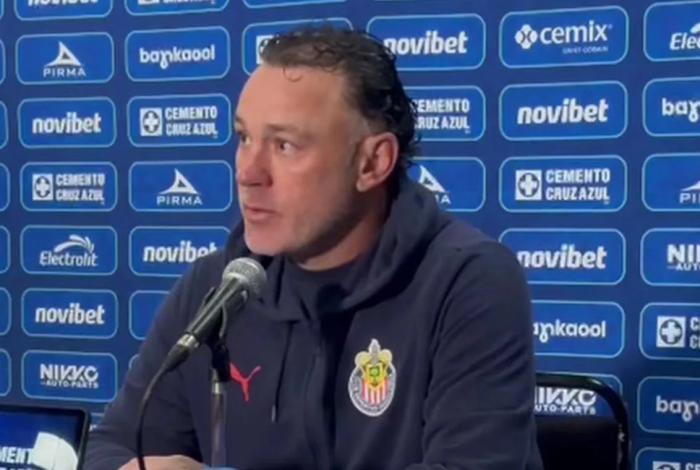 Gabriel Milito apoya a Chicharito tras fallido penal