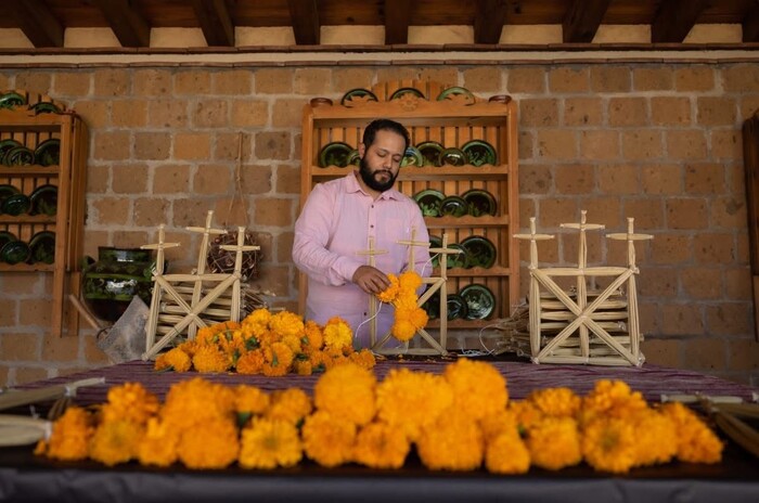 #Galería | Aprende a crear arcos para altares de muerto con flor de cempasúchil