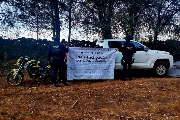 GC asegura dos vehículos robados y chalecos tácticos en Pátzcuaro