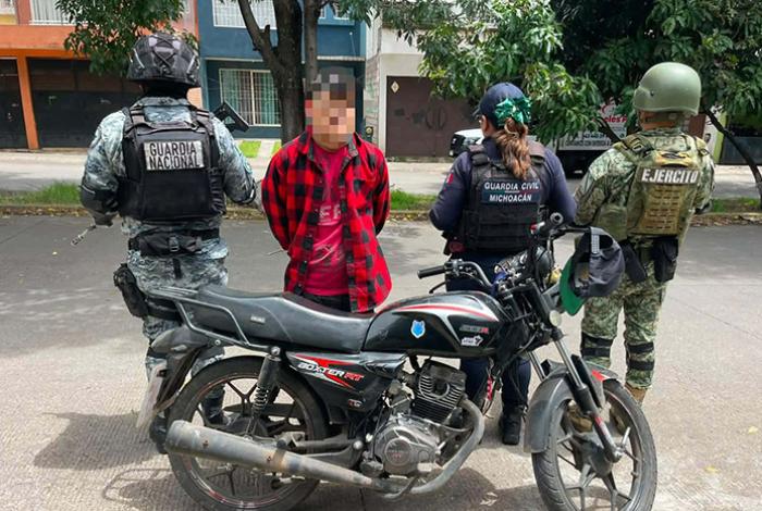 GC, GN y militares detienen a motociclista en posesión de droga en Villas del Pedregal
