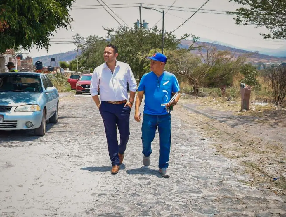 Gerardo Olloqui supervisa modernización del alumbrado en Colinas del Paraíso