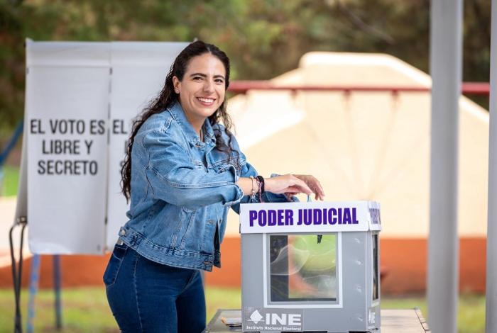 Giulianna Bugarini emite su voto: “El poder vuelve a las manos del pueblo”