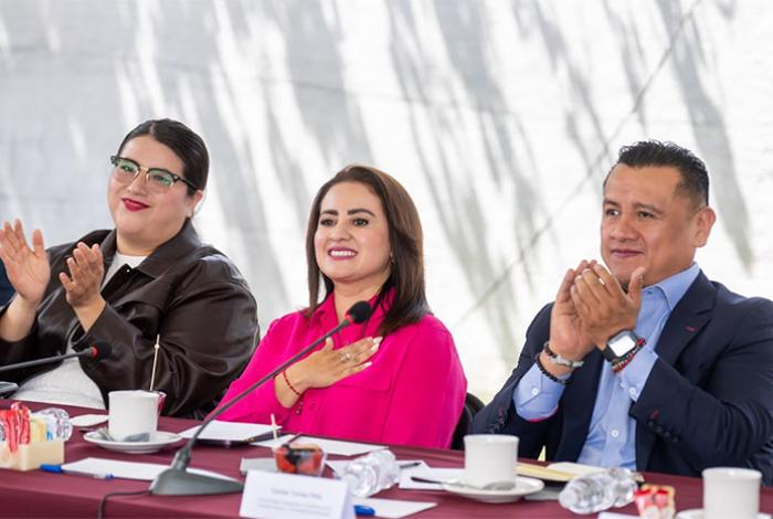 Gladyz Butanda prioriza la unidad y suma su estructura a Carlos Torres Piña