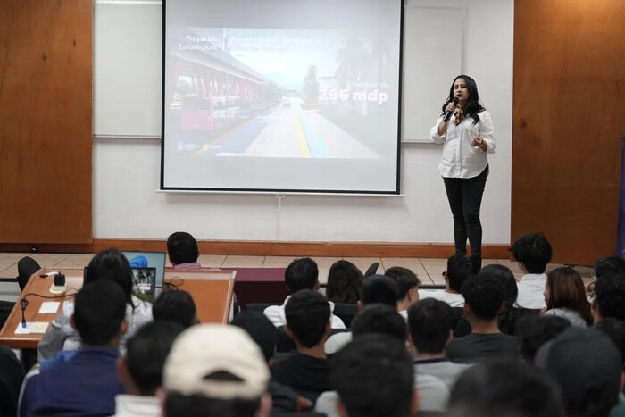 Gladyz Butanda socializa teleférico de Morelia con estudiantes universitarios