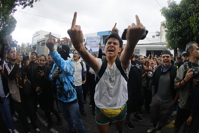 Gobernador de Jalisco justifica fuerza desmedida en protesta por agua sucia en Guadalajara; familias denuncian tortura
