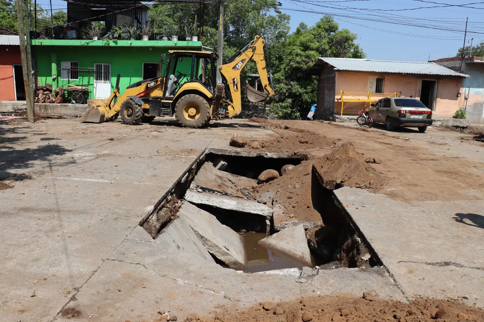 Gobierno de Apatzingán atiende de manera inmediata socavón en la colonia Babilonia