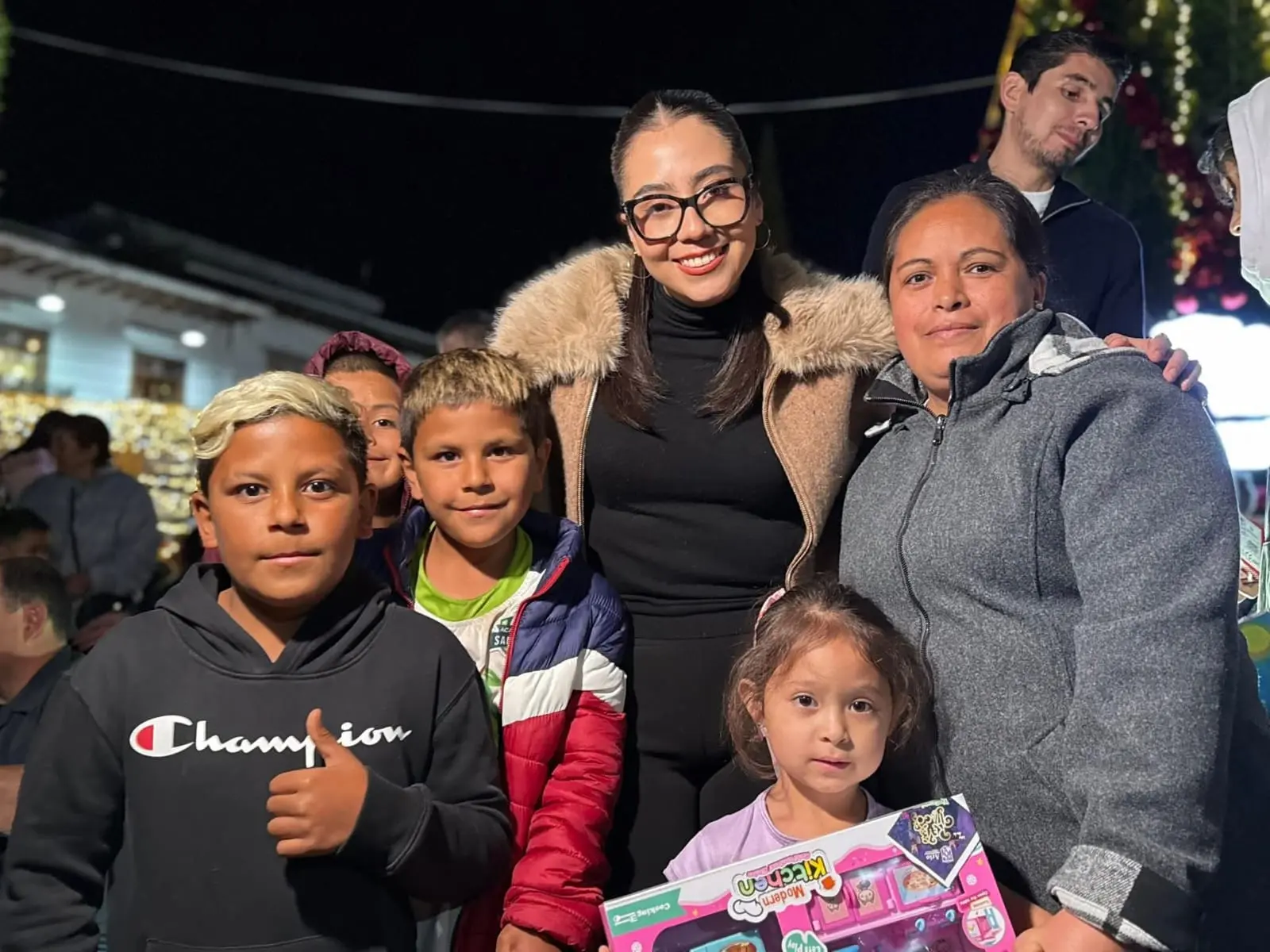 GOBIERNO DE ARIO QUE ENCABEZA YOHANA MENDOZA REGALA JUGUETES A TODOS LOS NIÑOS DE ARIO Y REPARTE ROSCA DE REYES A LAS FAMILIAS ARIENSES