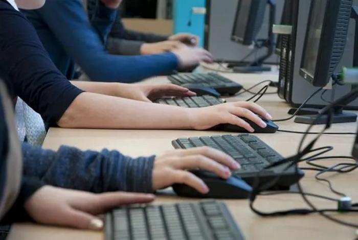 Gobierno de Bedolla dará internet gratuito a alumnos de prepa y universidad