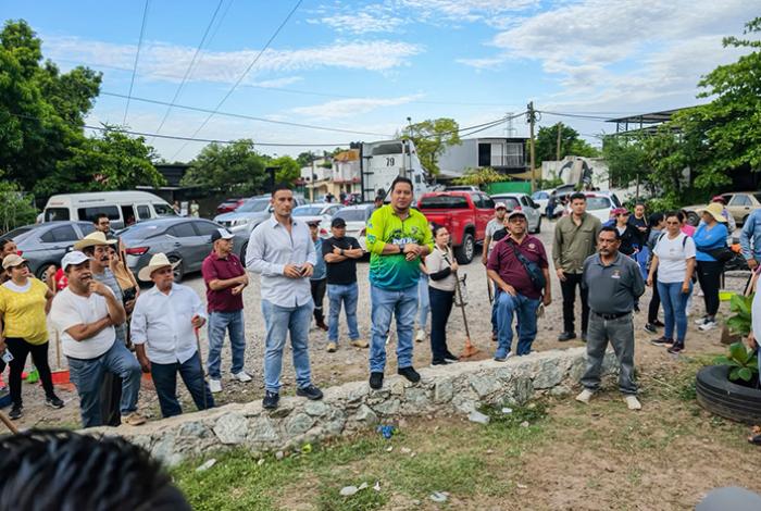Gobierno de Lázaro Cárdenas realiza campaña de limpieza y descacharrización en El Veladero