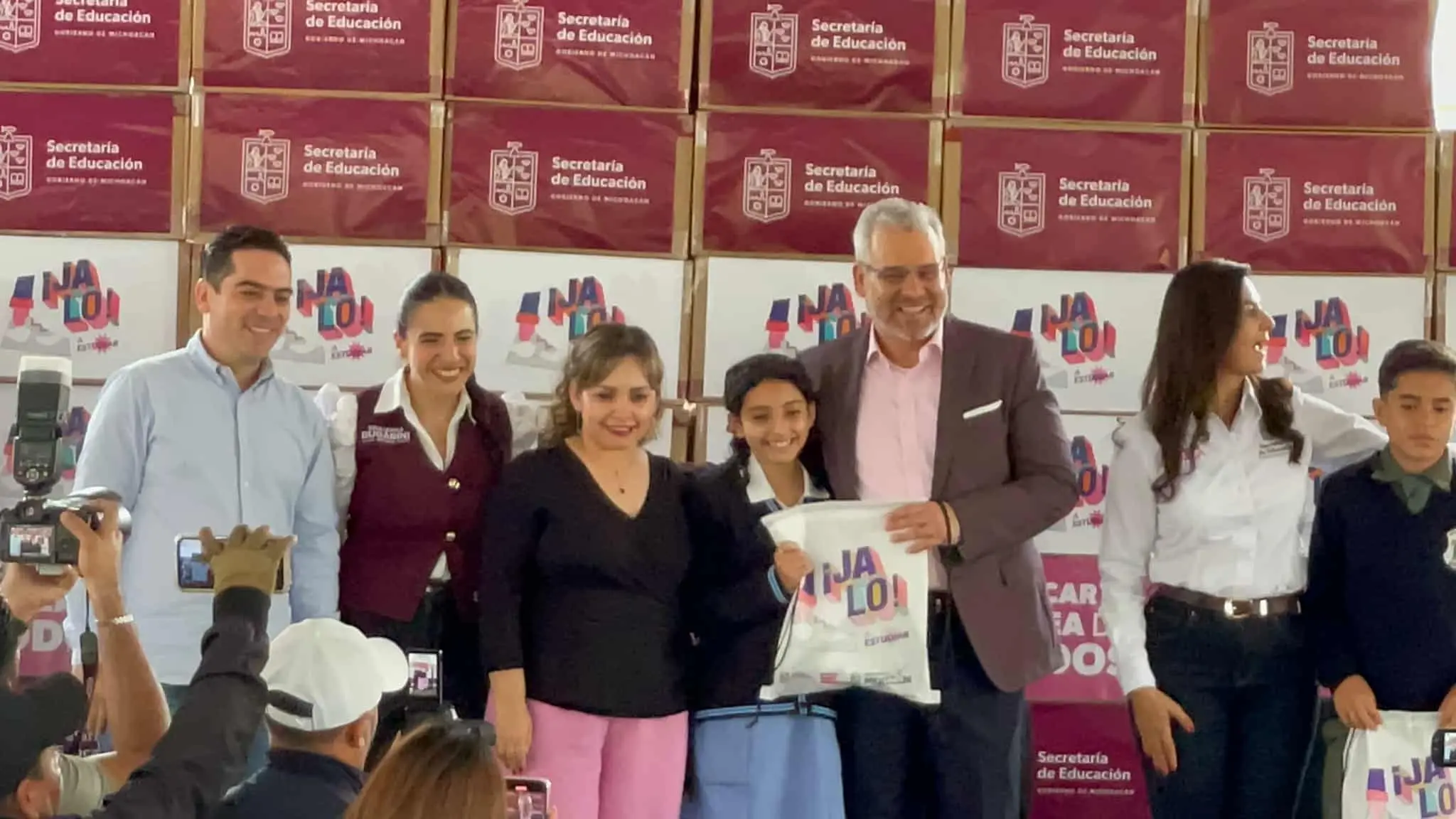 Gobierno de Michoacán entrega más de 200 mil tenis a estudiantes de Michoacán