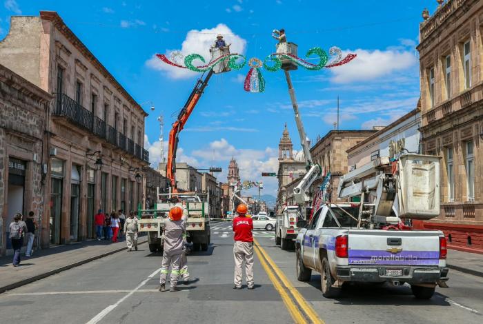 Gobierno de Morelia coloca adornos patrios en calles y espacios públicos