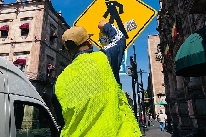 Gobierno de Morelia refuerza mantenimiento de señalética en el Centro Histórico