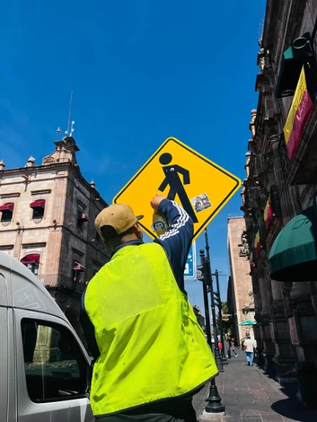 Gobierno de Morelia refuerza mantenimiento de señalética en el Centro Histórico