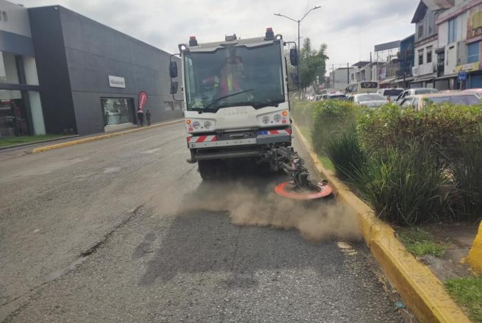 Gobierno de Morelia refuerza limpieza con barrido mecánico en Avenida Madero Poniente