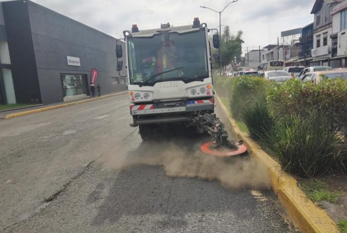 Gobierno de Morelia refuerza limpieza con barrido mecánico en Avenida Madero Poniente