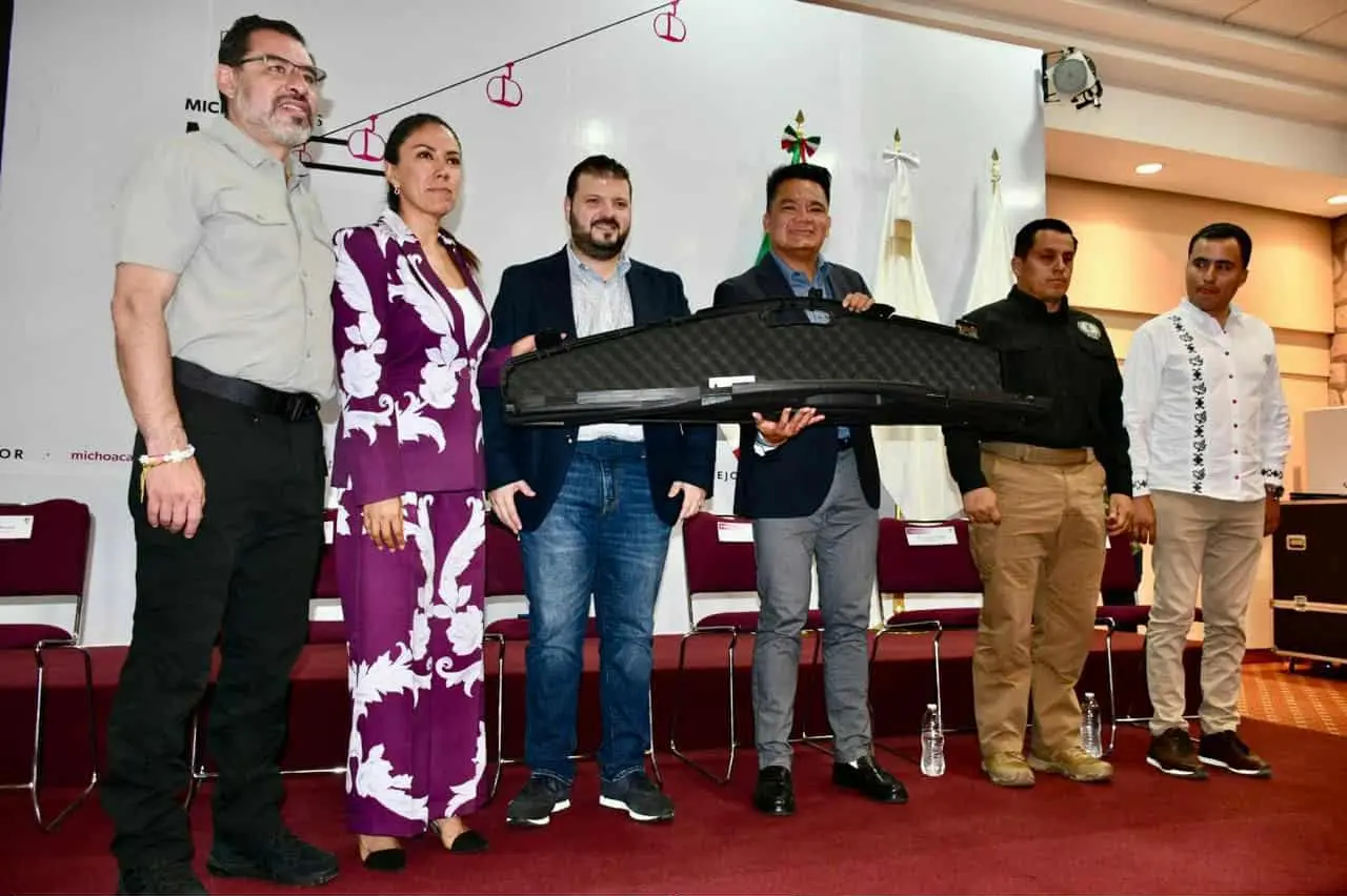 Gobierno estatal equipa a guardias civiles, policías municipales y autogobiernos