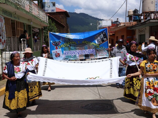  Gobierno estatal homenajea a 63 artesanos por 25 años de trayectoria