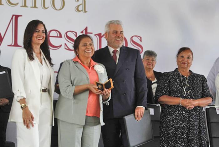 Gobierno estatal reconoce a mil 427 docentes michoacanos en su día; se reactivan pagos por defunciones