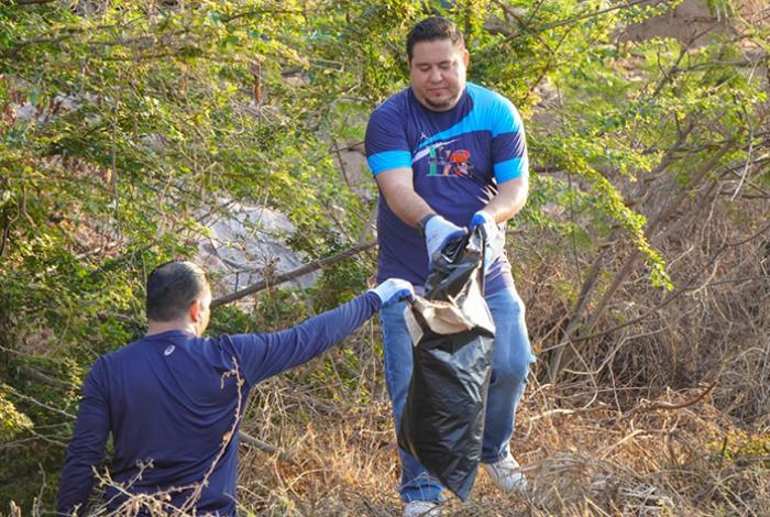 Gobierno municipal de Lázaro Cárdenas realiza campaña de limpieza del puente de la vía a La Mira