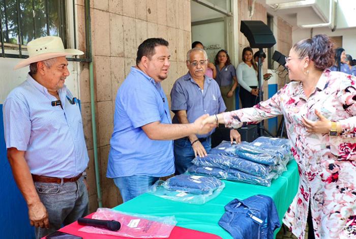 Gobierno Municipal de LC entrega 275 uniformes a trabajadores de Capalac