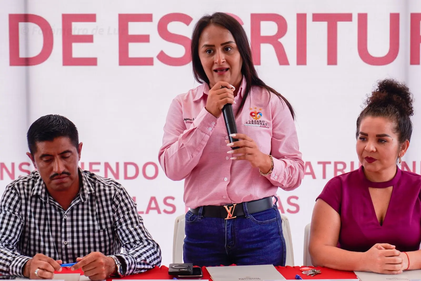 Gobierno Municipal e INSUS Entrega Escrituras a Familias de El Veladero