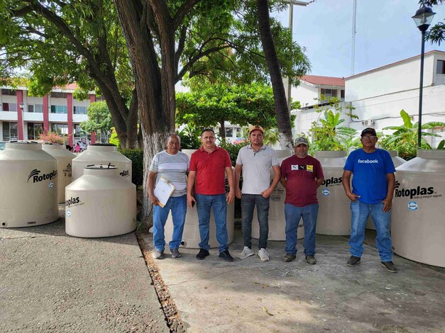 Gobierno Municipal Entrega Tinacos a Familias de Lázaro Cárdenas