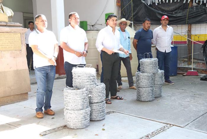 Gobierno municipal entrega 200 rollos de alambre de púas a campesinos y productores de Huetamo