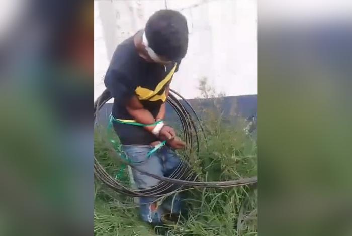 Golpean y amarran a un poste a presunto ladrón en Uruapan