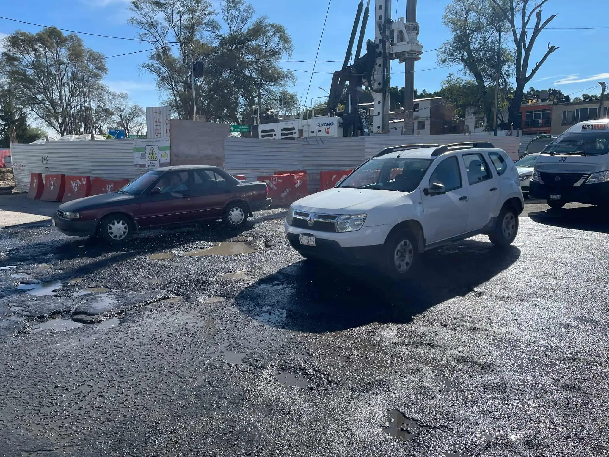 Gran cantidad de baches sobre el monumento a Lázaro Cárdenas preocupa a automovilistas