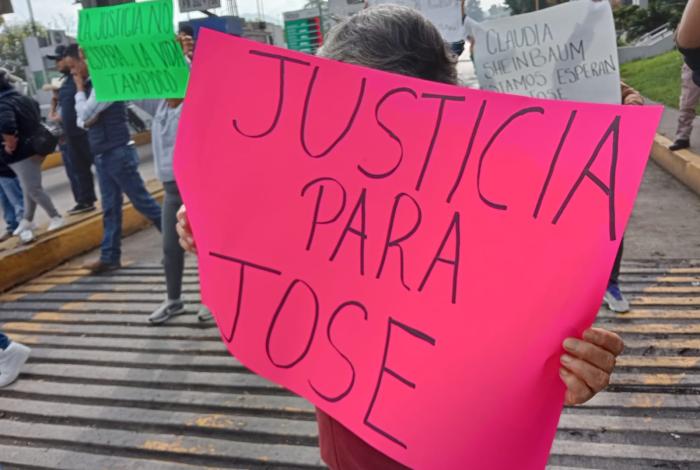 Granaderos repliegan a manifestantes en la caseta de Zinapécuaro; exigen justicia para José