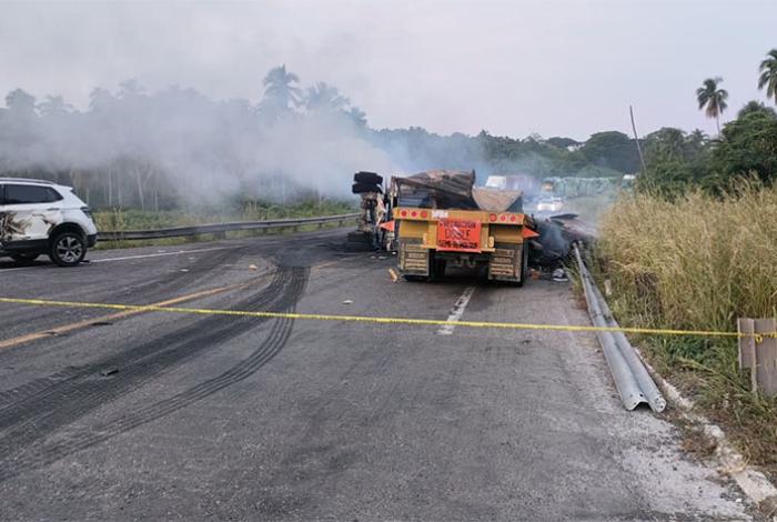 Grave accidente en la Siglo XXI: Un muerto, tras choque e incendio de tractocamión