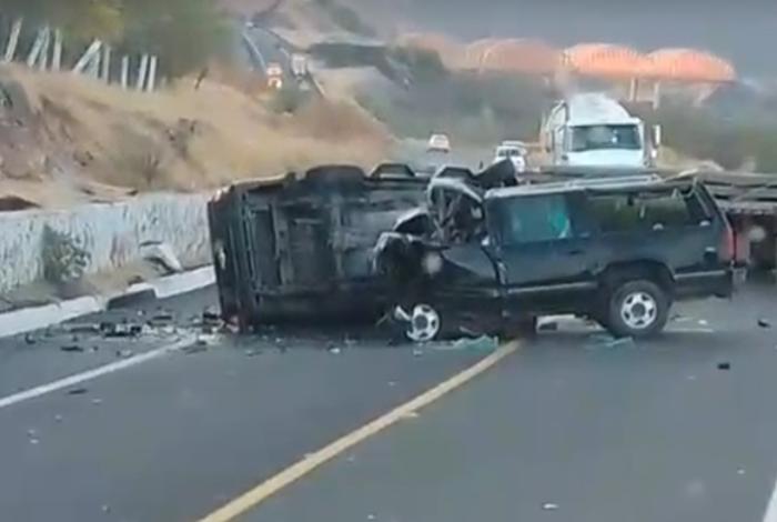 Grave accidente en la Siglo XXI: Chocan dos camionetas; habría fallecidos